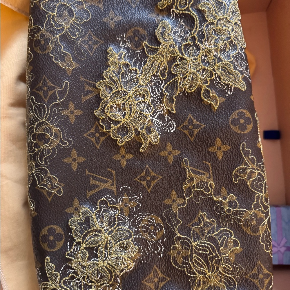 LV speedy 30 with lace
And lock and key clean inside. With box and dust bag - Picture 5 of 16